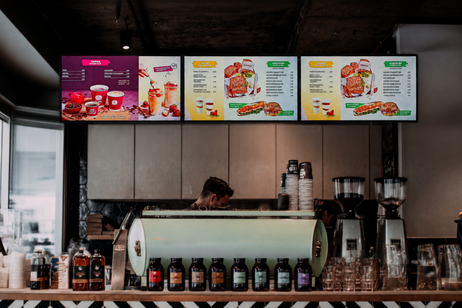 Cyfrowy menu board w restauracji: jak działa i kiedy naprawdę ma sens?