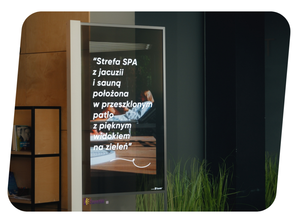 Ekran digital signage w lobby hotelu